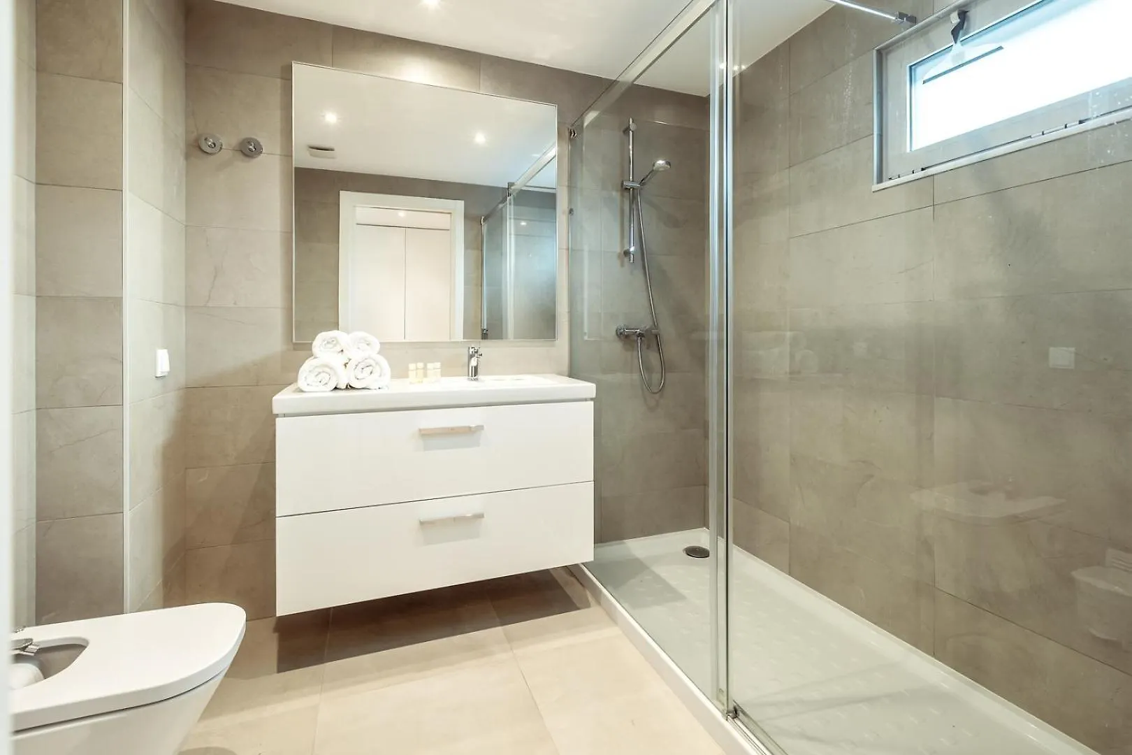 The Green Escape - Albufeira Poolside Retreat Apartment