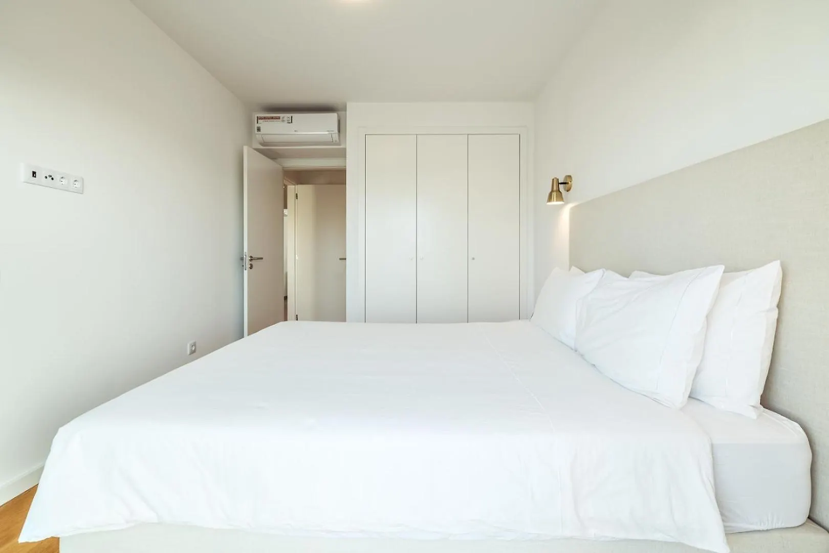The Green Escape - Albufeira Poolside Retreat Apartment