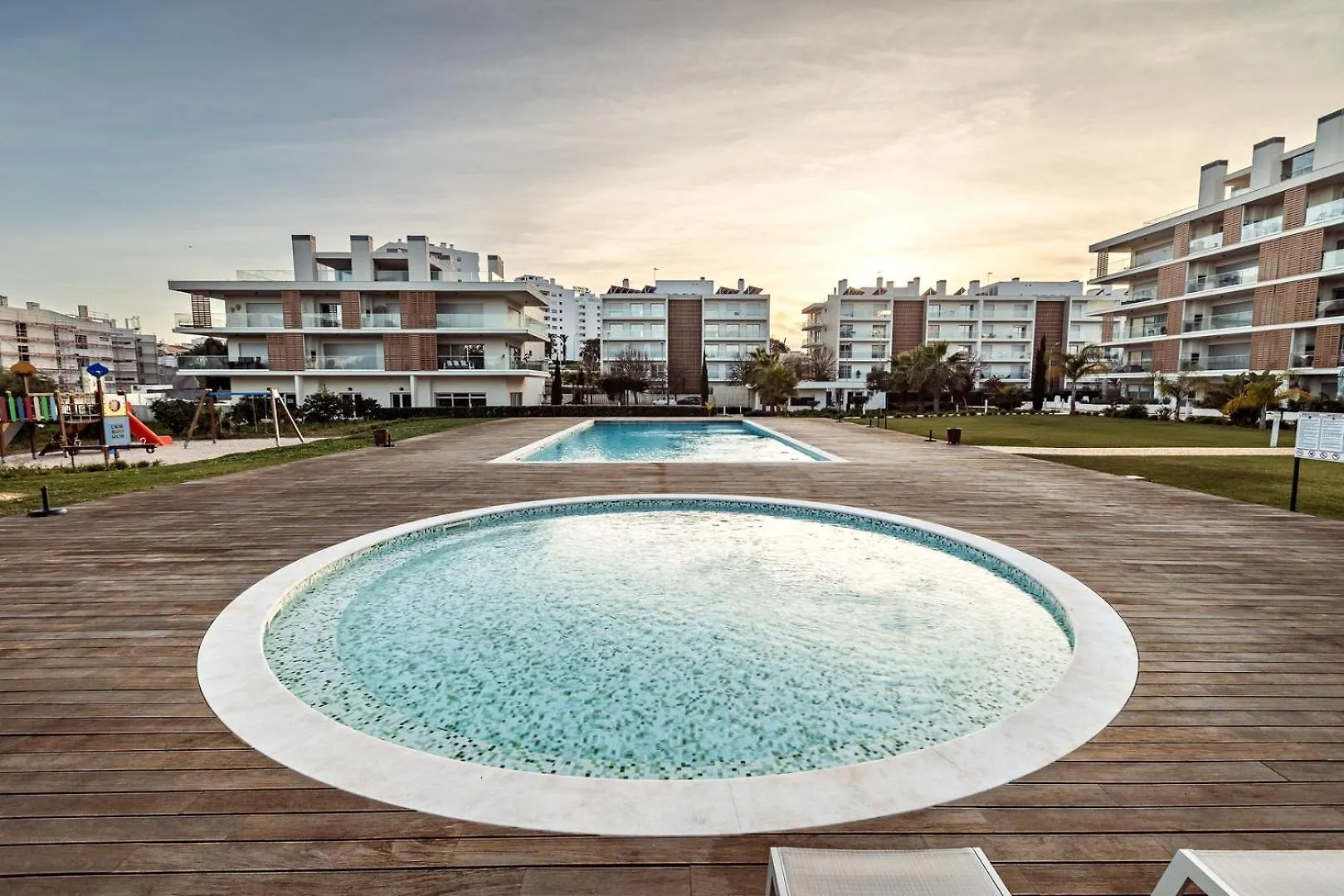 The Green Escape - Albufeira Poolside Retreat Apartment