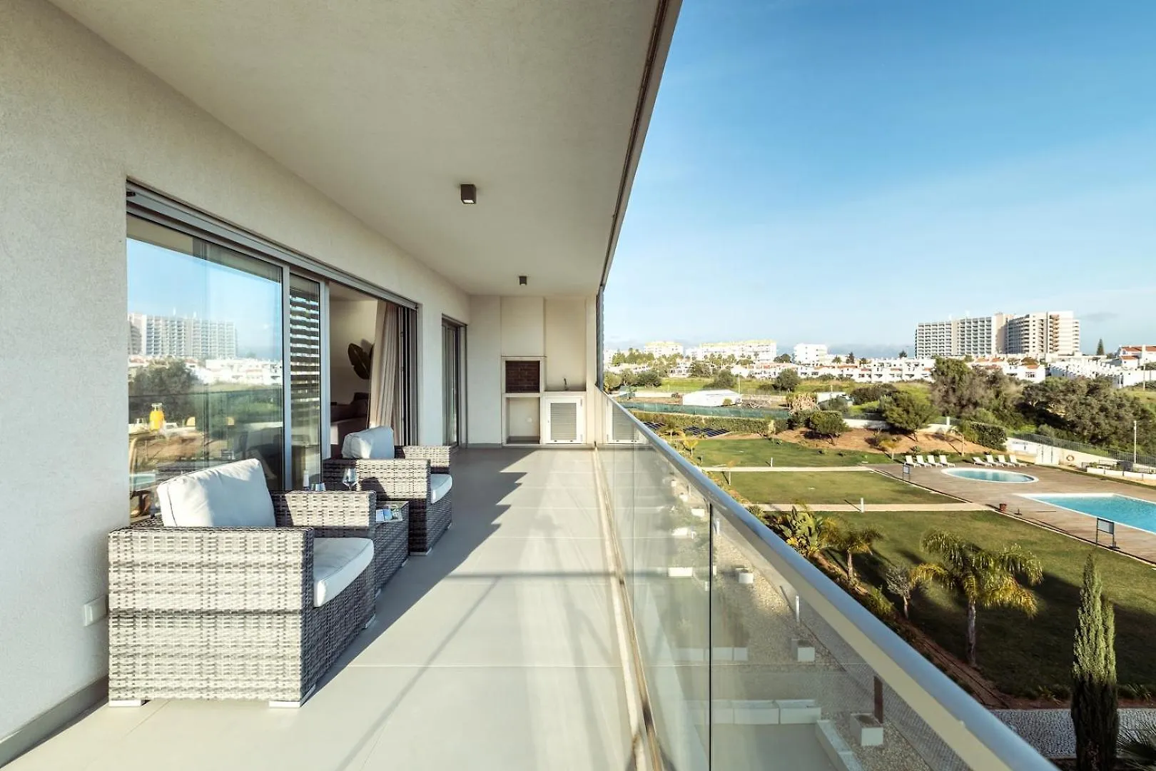 The Green Escape - Albufeira Poolside Retreat Apartment