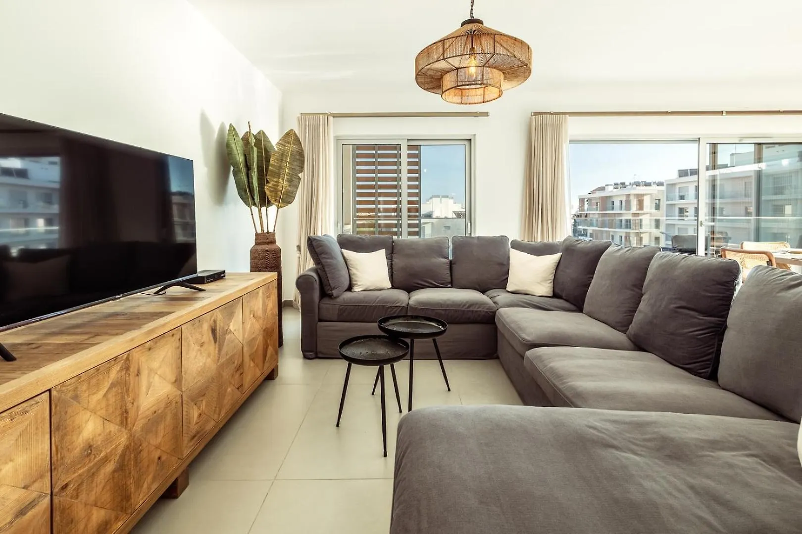 The Green Escape - Albufeira Poolside Retreat