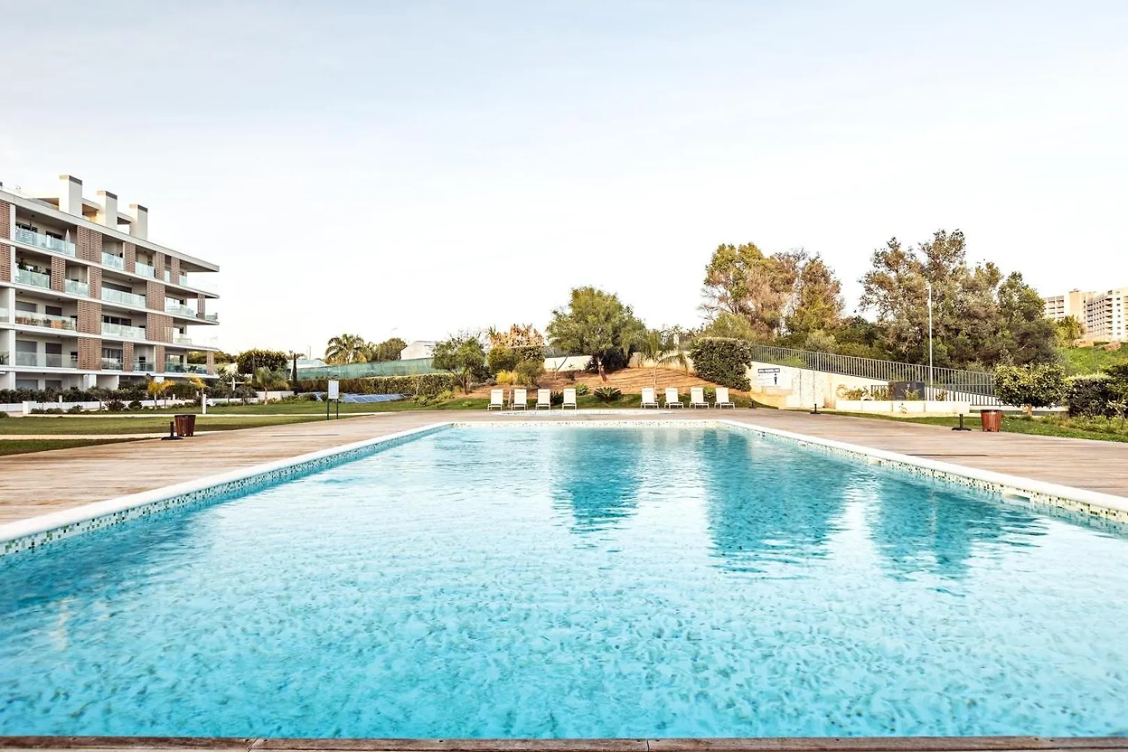The Green Escape - Albufeira Poolside Retreat Apartmán
